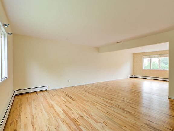 5th image of 4 Cindy Ct