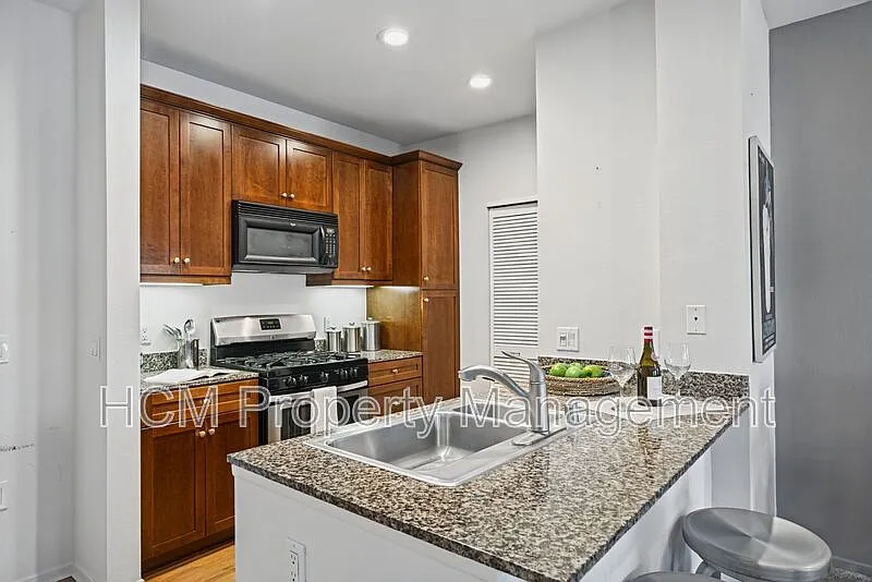 2 bed, 2.0 bath, 1038 sqft, $3,600 — Photo 3