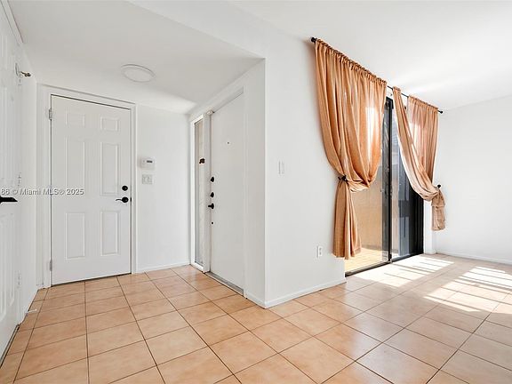 4th image of 20569 NE 6th Ct