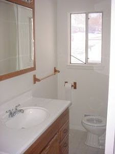 Newly remodelled full bath
