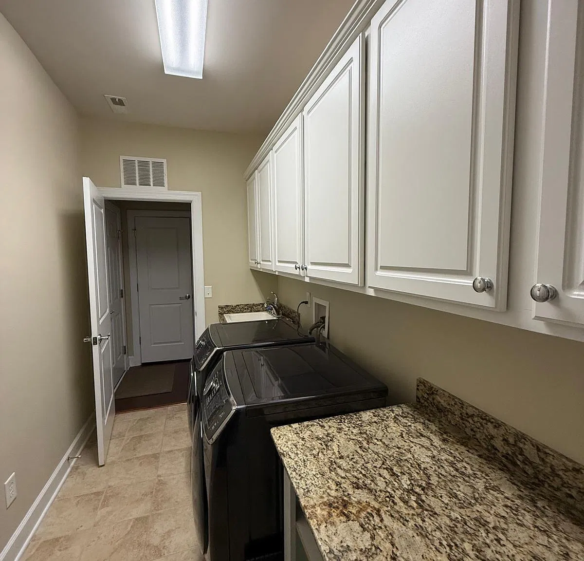 5 bed, 4.0 bath, 3800 sqft, $4,200 — Photo 3