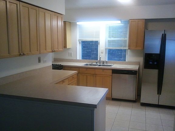 3rd image of 6518 N Bosworth Ave APT 1