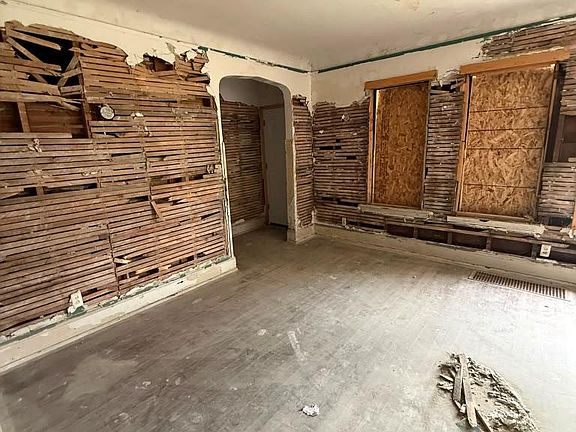 4th image of 4259 W Grand St