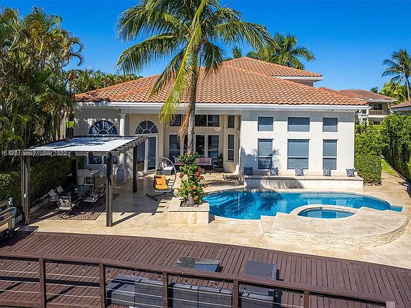 5th image of 946 Sanibel Dr