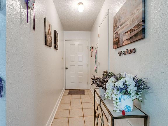 5th image of 604 Meadowlake Dr
