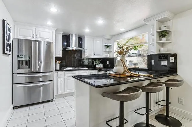 5 bed, 2357 sqft, $5,600 — Photo 3