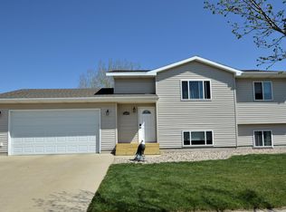 1408 Plum Ln, Aberdeen, SD 57401