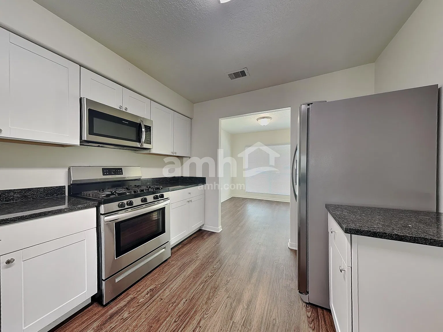 6 bed, 3.0 bath, 2556 sqft, $2,395 — Photo 3