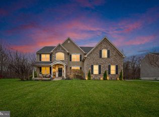 115 Woods Edge Dr, Douglassville, PA 19518