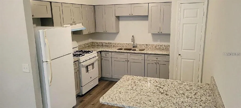 2 bed, 1.0 bath, 895 sqft, $1,349 — Photo 3