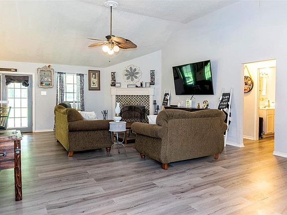 4th image of 1011 Pinewood Blvd