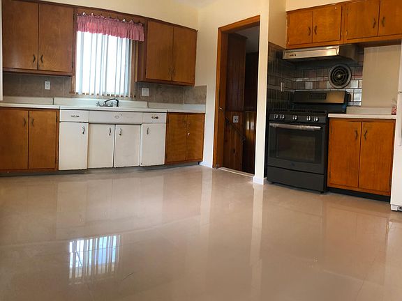 3rd image of 125 Bedford Ave