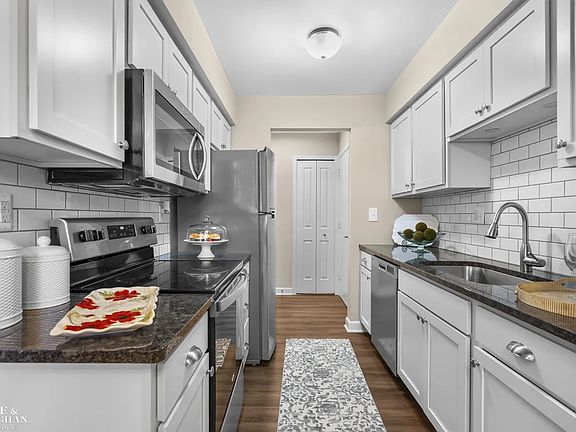5th image of 412 Riviera Dr #112