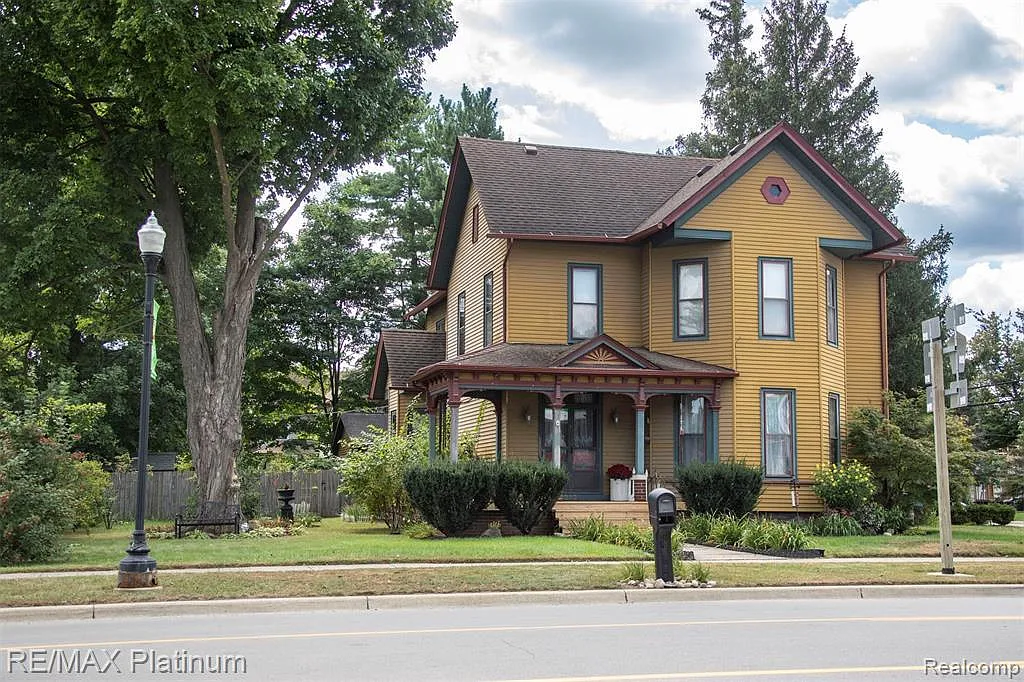 212 E Main St photo 1