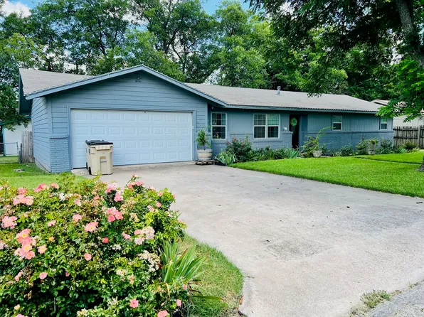 306 Sunset Dr, Comanche, TX 76442