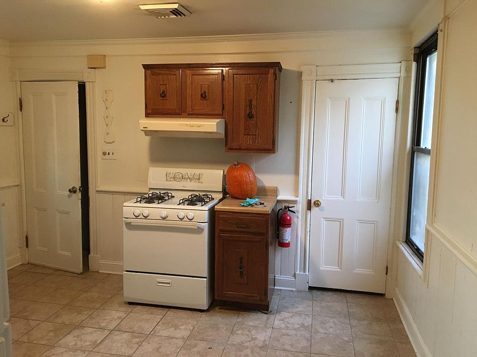 2nd image of 133 N Main St APT 2