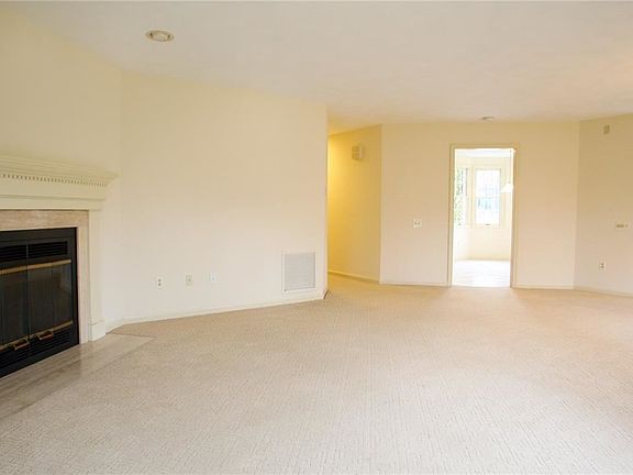 5th image of 90 Trellis Dr