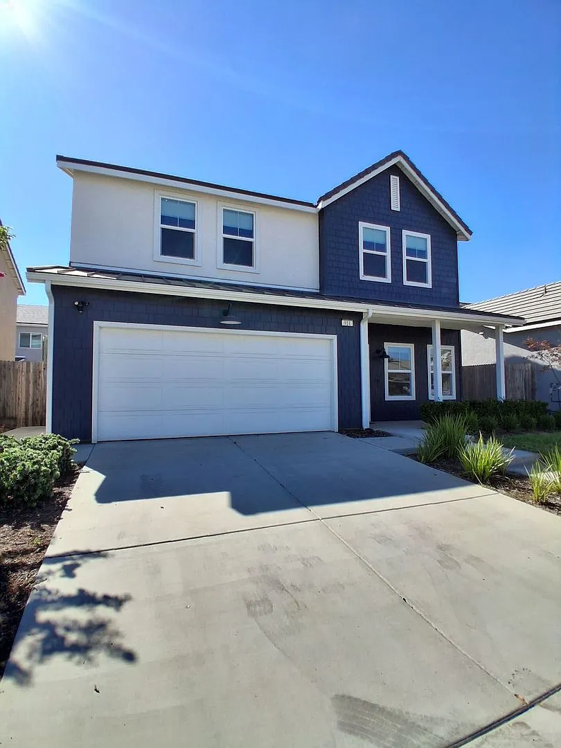 Spacious 2-story home: 4 bedrooms and 2.5 bathrooms in Madera, CA! — Photo 2