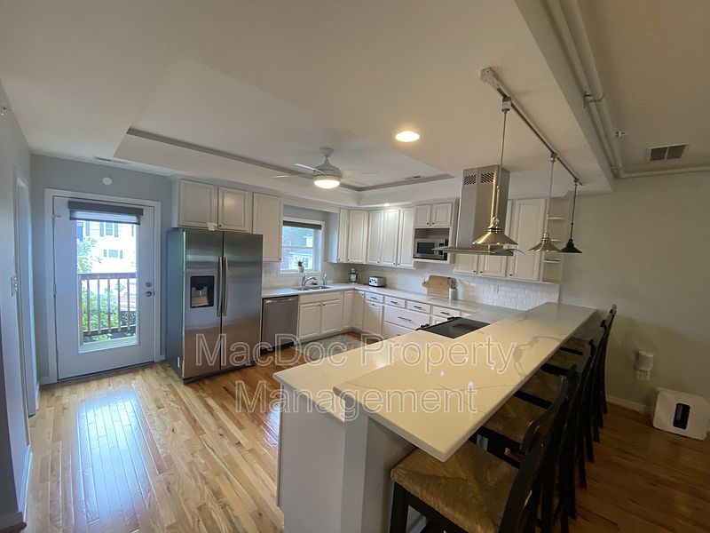 1st image of 905 Barton St #100 & 200