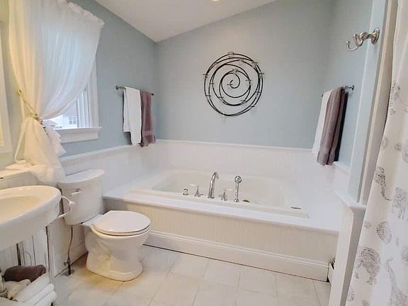 4th image of 37 Alcolade Dr E