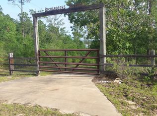 992 Lake Retreat Dr, Chipley, FL 32428