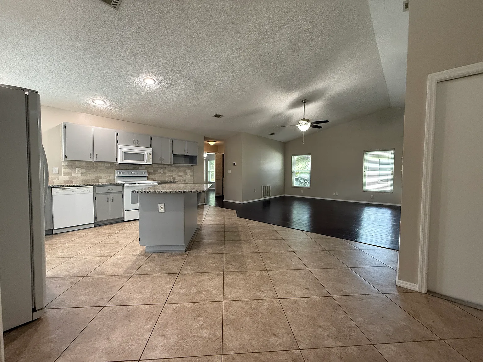 3 bed, 1771 sqft, $3,200 — Photo 4
