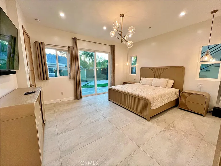 23443 Balmoral Ln — Photo 7