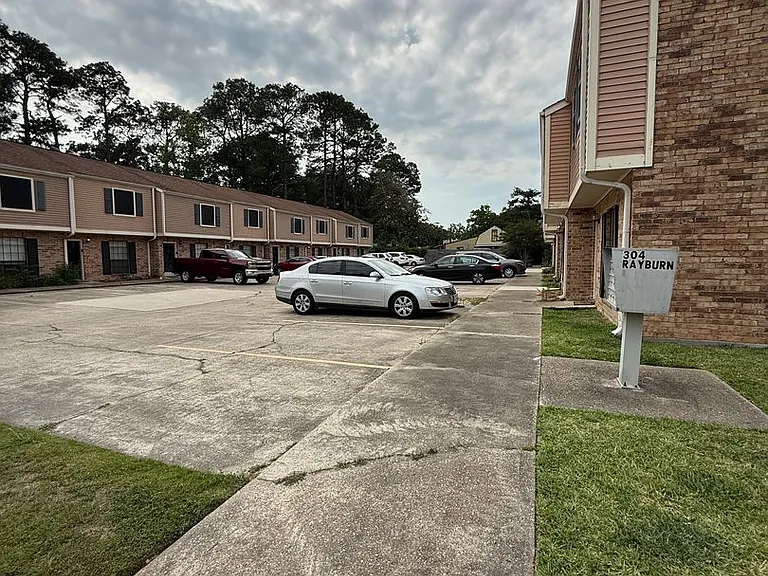 304 Rayburn St — Photo 2
