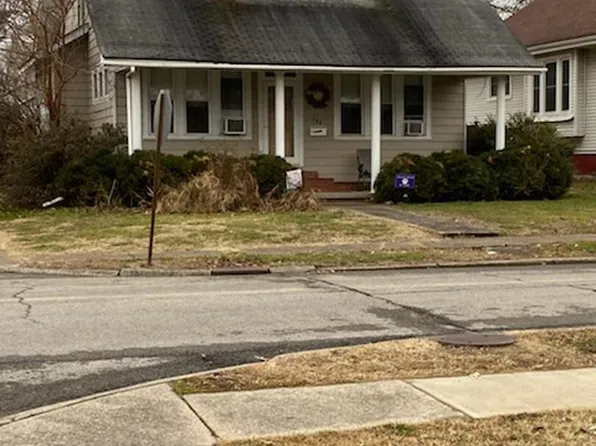 103 W College St, Harrisburg, IL 62946