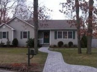 31 Stuart Rd, Shirley, NY 11967