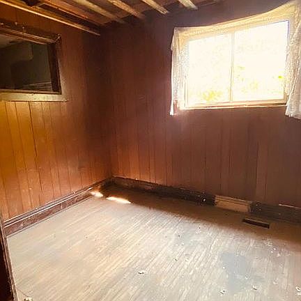 2nd image of 154 Waverly St