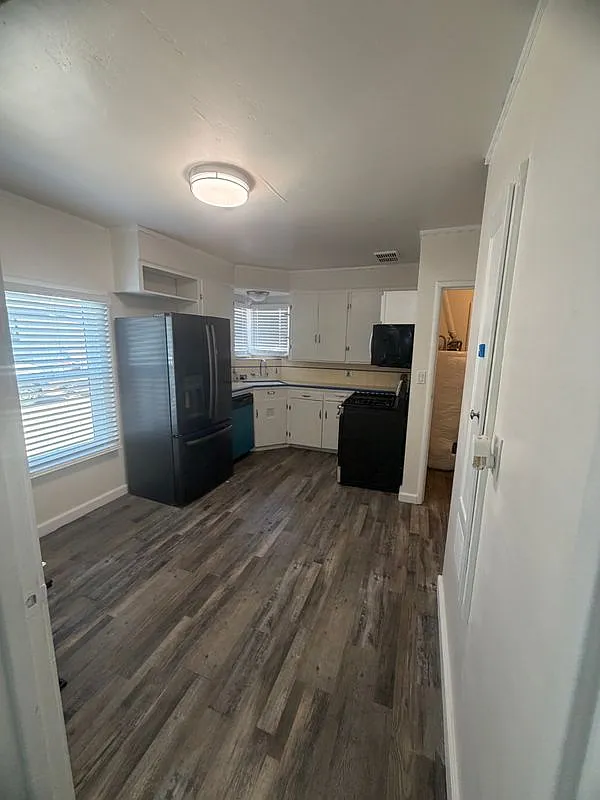 2 bed, 1.0 bath, 900 sqft, $2,000 — Photo 3