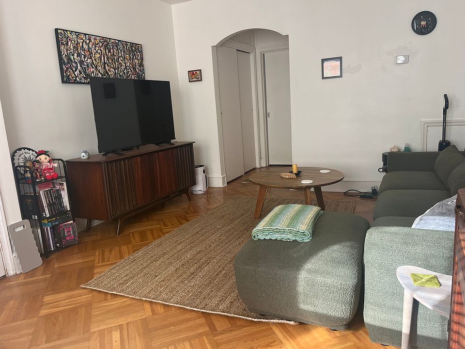 1st image of 3403 Sheffield Ave #1