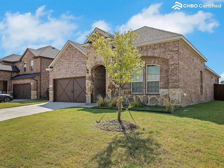 1505 Estivella Dr — Photo 3