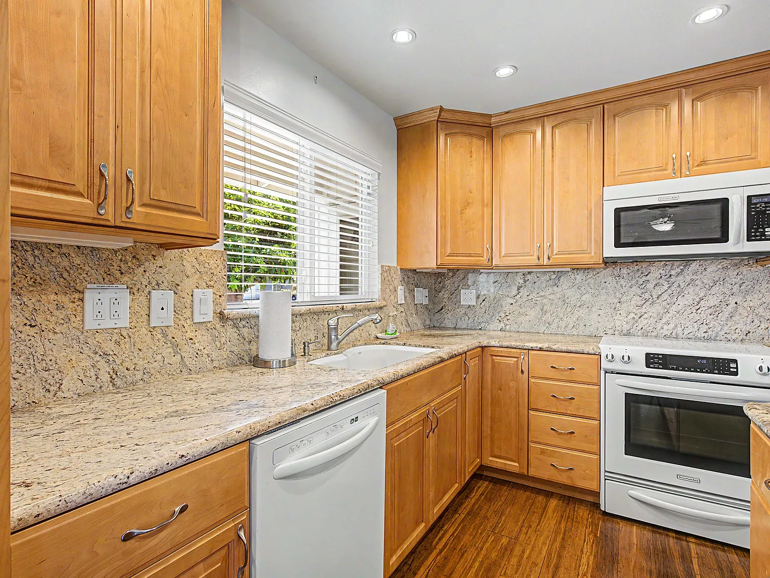 3 bed, 1372 sqft, $4,495 — Photo 4