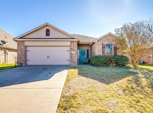 405 Stonegate Blvd, Alvarado, TX 76009