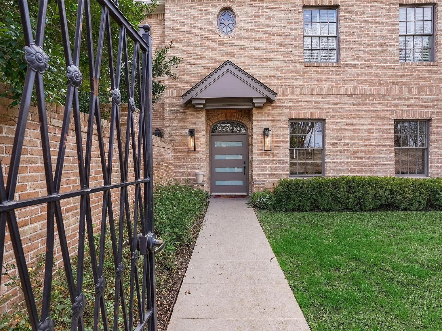 5 bed, 7.0 bath, 5807 sqft, $18,000 — Photo 2