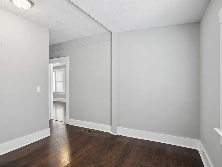 923 W Victory Dr — Photo 11