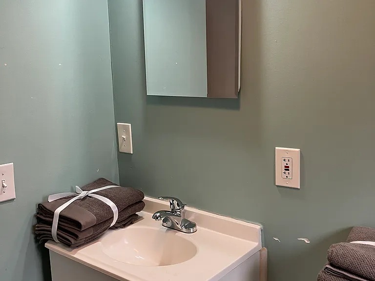 Fully appointed full bath