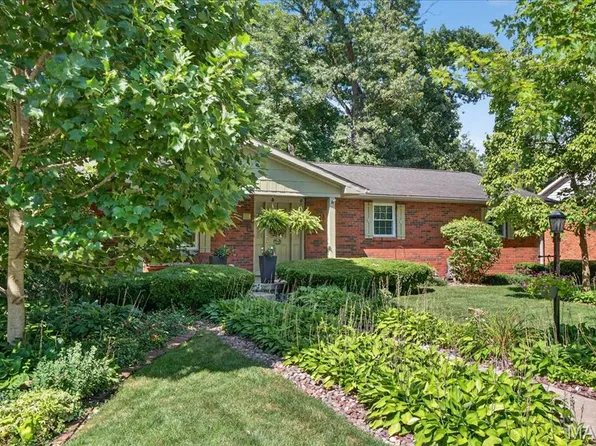 1118 Robert Dr, Godfrey, IL 62035