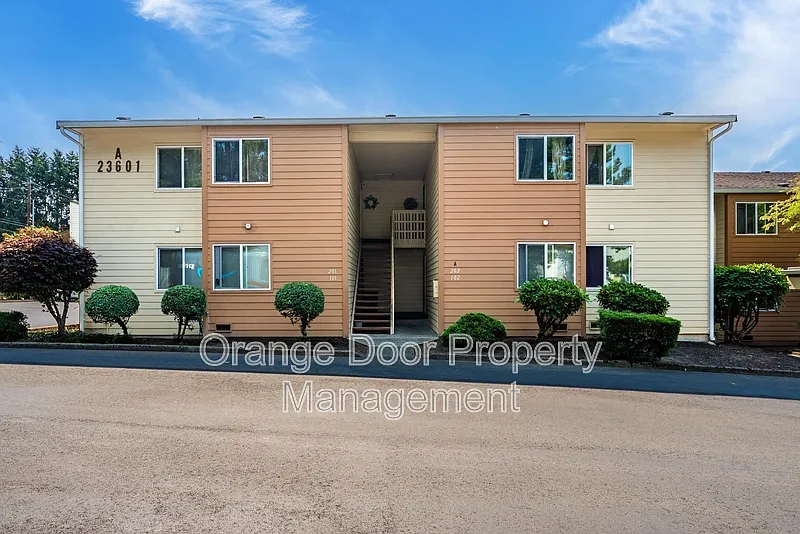 2 bed, 2.0 bath, 887 sqft, $2,400 — Photo 1