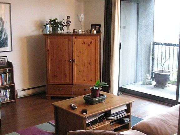 3rd image of 320 Melrose Ave E APT 304