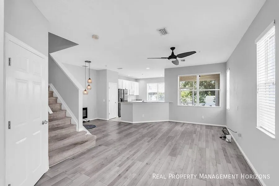Beautiful 3-Bedroom Home in Prime Sarasota Location Spacious, Updated & Move-In Ready! — Photo 2