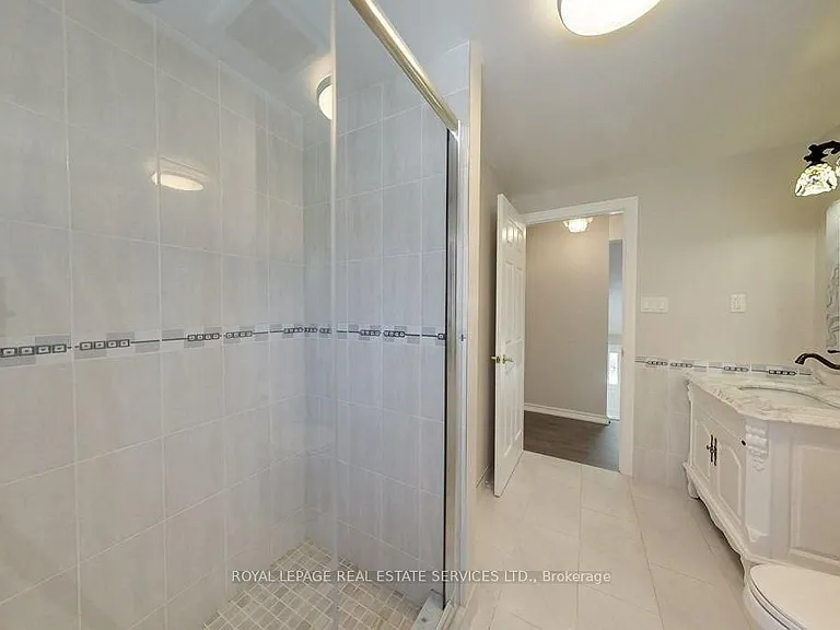 141 Castle Cres — Photo 21