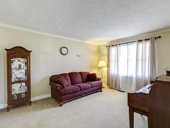 4th image of 19379 Lakewood Dr
