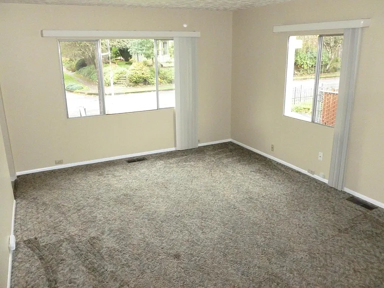 7187 N Fiske Ave — Photo 3