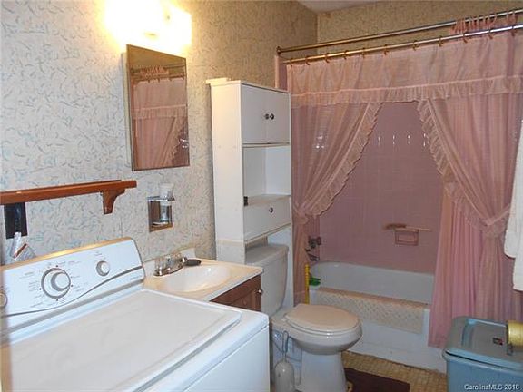 5th image of 623 Diamond St