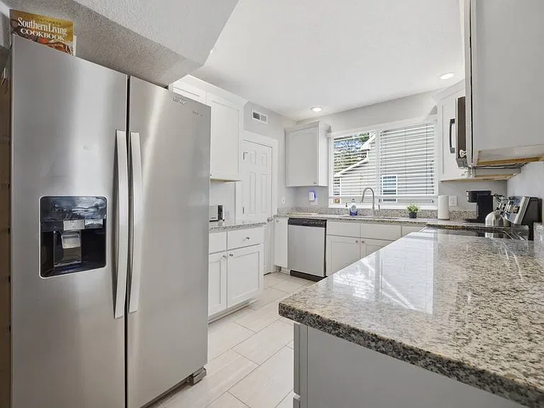 Plenty of counter space here! Its got everything you need to whip up a good meal.