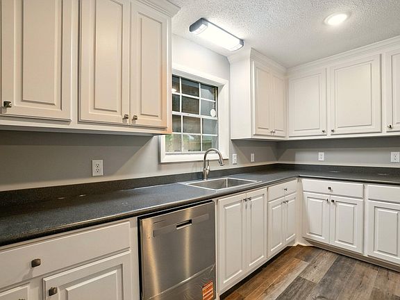 5th image of 103 Parkwood Dr
