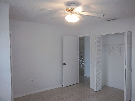 2nd bedroom w/ 2 closets!